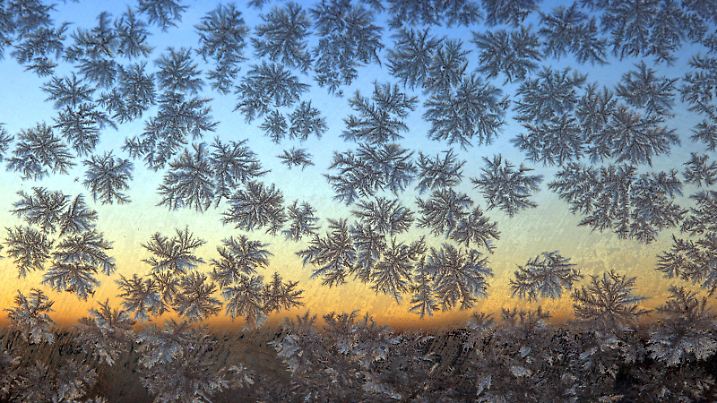 Mit Eisblumen bedeckt ist eine Fensterscheibe am Freitag (21.12.2007) kurz vor Sonnenaufgang bei Ruderatshofen (Schwaben). Nebel und Frost in den Niederungen, sowie Sonne und mildere Temperaturen in den höheren Lagen, bestimmen weiterhin das Wetter in Bayern. Foto: Karl-Josef Hildenbrand dpa/lby +++(c) dpa - Bildfunk+++