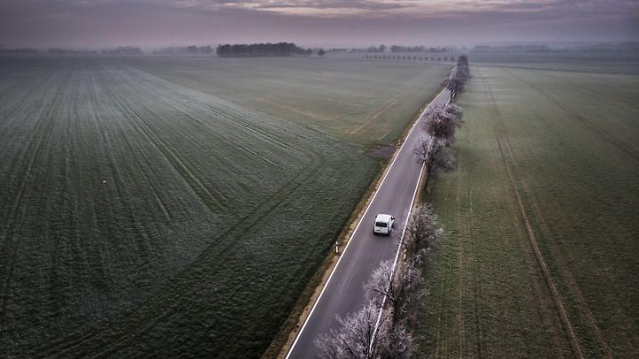 Ein Auto faehrt waehrend Bodenfrost auf einer Landstrasse bei Vierkirchen, 18.11.2018. Vierkirchen Deutschland *** A car driving on a country road near Vierkirchen during ground frost 18 11 2018 Vierkirchen Germany PUBLICATIONxINxGERxSUIxAUTxONLY Copyright: xFlorianxGaertner/photothek.netx