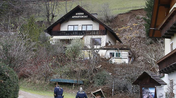 18.11.2019, Österreich, Bad Kleinkirchheim: Einsatzkräfte befinden sich am Unglücksort im Einsatz, nachdem ein Wohnhaus von einem Erdrutsch getroffen und teilweise zerstört worden ist. Eine Person wird aktuell vermisst. Foto: Gert Eggenberger/APA/dpa +++ dpa-Bildfunk +++