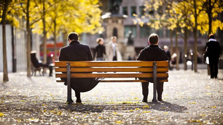 Zwei Männer genießen am Donnerstag (04.11.2010) in Frankfurt am Main eine Mittagspause im Sonnenschein auf einer Bank auf dem Goetheplatz. Für die Jahreszeit ungewöhnlich warm zeigte sich der Tag im Rhein-Main-Gebiet. Foto: Frank Rumpehorst dpa/lhe | Verwendung weltweit