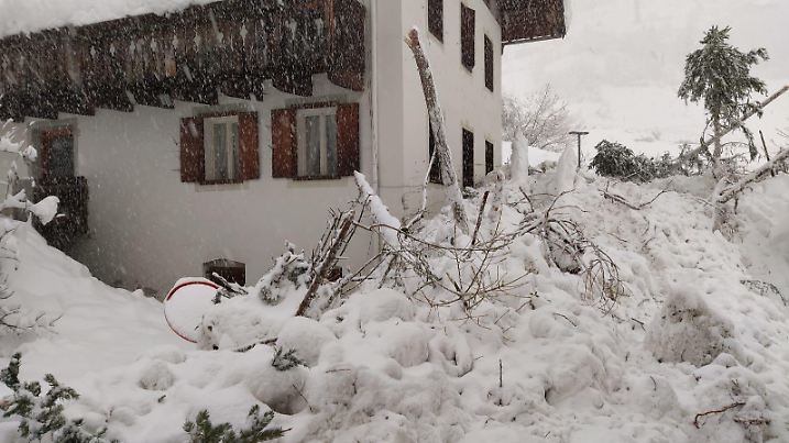 HANDOUT - 17.11.2019, Italien, Martell: Schnee und abgebrochene Äste liegen in einer Straße. Unwetter sind über große Teile Italiens hinweggezogen. In Südtirol herrschte Schneechaos, eine Lawine traf das Dorf Martell. Foto: Rene Holzknecht/Gemeinde Martell/dpa - ACHTUNG: Nur zur redaktionellen Verwendung im Zusammenhang mit der aktuellen Berichterstattung und nur mit vollständiger Nennung des vorstehenden Credits +++ dpa-Bildfunk +++