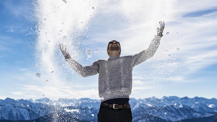 Germany, Bavaria, Brauneck, man in winter playing with snow in the mountains model released Symbolfoto PUBLICATIONxINxGERxSUIxAUTxHUNxONLY DIGF05934