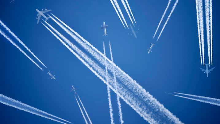 FOTOMONTAGE, Flugzeuge mit Kondensstreifen am Himmel *** PHOTOMONTAGE, airplanes with condensation trails in the sky