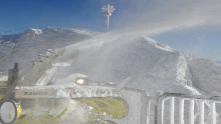 Mit einer Fräse räumt auf der Zugspitze bei Grainau (Oberbayern) am Freitag (14.01.2011) ein Mitarbeiter den Schnee von der Aussichtsterrasse. Die Niederschläge, die im Flachland für Hochwasser sorgen, gingen auf Deutschlandshöchstem Berg als Schnee nieder. Foto Stefan Puchner dpa/lby +++(c) dpa - Bildfunk+++