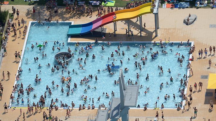 ARCHIV - Viele Menschen halten sich am 05.07.2015 in Denzlingen (Baden-Württemberg) im Becken eines Freibades auf. Nirgendwo sonst in Deutschland war es im Juli so warm wie in Baden-Württemberg. Ein neuer Wetterrekord wurde nicht aufgestellt. Patrick Seeger/dpa (zu lsw «Juli verfehlt Hitzerekord - Neues Hoch bringt Saharaluft mit» vom 30.07.2015) +++(c) dpa - Bildfunk+++