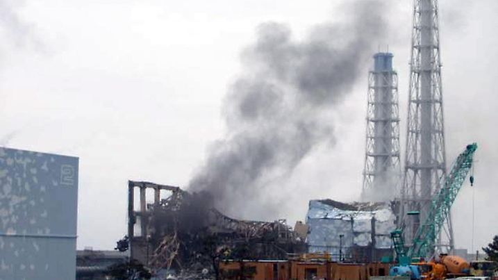 ARCHIV - Japan hat die Gefahr des Atomstörfalls im Kraftwerk Fukushima (Aufnahme vom 21.03.2011 zeigt Rauch, der aus dem von einer Wasserstoffexplosion zerstörten Reaktorblock 3 aufsteigt) auf die höchste Stufe angehoben. Das gab die Atomaufsichtsbehörde in Tokio am Dienstag (12.04.2011) bekannt. Der Unfall hat damit jetzt die Einstufung 7, was bisher nur die schwere Tschernobyl-Katastrophe hatte. Bisher gilt für drei Meiler in Fukushima Eins die Stufe 5. Stufe 7 bedeutet, dass es Auswirkungen auf Gesundheit und Umwelt in einem weiten Umfeld gibt. Die in Fukushima freigesetzten radioaktiven Materialien würden zehn Prozent der von Tschernobyl betragen. Japan hatte am Vortag angekündigt, weitere Gebiete evakuieren zu lassen. Foto: EPA/TEPCO / HANDOUT BEST QUALITY AVAILABLE / EDITORIAL USE ONLY / NO SALES (zu dpa 0110)  +++(c) dpa - Bildfunk+++