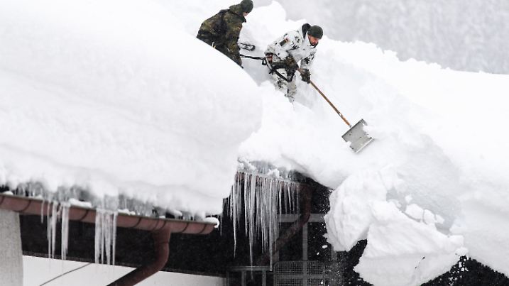 ARCHIV - 13.01.2019, Bayern, Buchenhöhe: Einsatzkräfte der Bundeswehr befreien das Dach eines Wohnhauses von Schneemassen. Die Bundesverteidigungsministerin von der Leyen (CDU) besucht die Operation Schneelage 2019 in Berchtesgaden. Der Landkreis Berchtesgaden ist einer von fünf bayerischer Landkreisen in denen wegen Schneechaos Katastrophenalarm ausgerufen wurde. Foto: Matthias Balk/dpa +++ dpa-Bildfunk +++