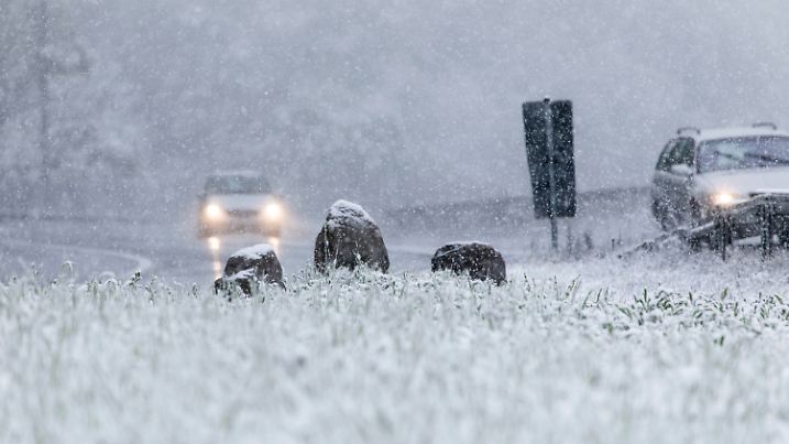 04.05.2019, Hessen, Ronshausen: Auf dem Rastplatz Ronshausen an der A4 liegt Schnee. Der Schneefall in Hessen setzte in den frühen Morgenstunden ein. Ein von Norden kommende Kaltfront sorgt in fast ganz Deutschland für ein deutlich unterkühltes Wochenende. Foto: Bernd März/dpa +++ dpa-Bildfunk +++
