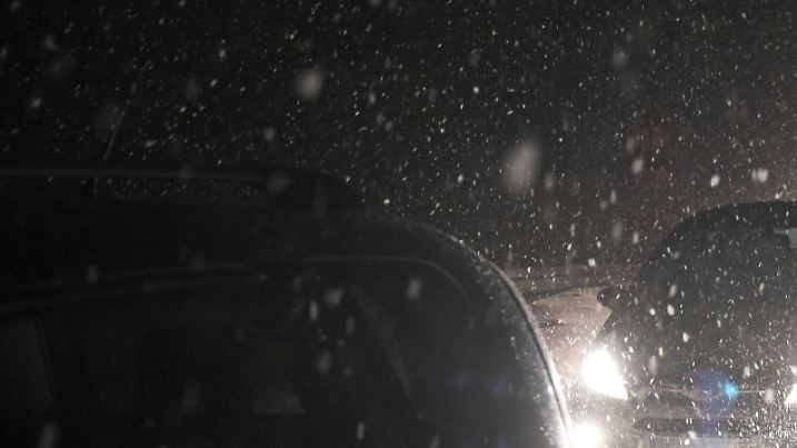 Autos stehen am 13.01.2017 in der Nähe von Blankenheim (Nordrhein-Westfalen) am Ende der Autobahn A1 Richtung Süden. Nach den starken Schneefällen am frühen Morgen ist der Verkehrsfluß in den Höhen der Eifel gestört. (zu dpa «Sturmtief «Egon» bringt vor allem Wind und Regen mit» vom 13.01.2017) Foto: Henning Kaiser/dpa +++(c) dpa - Bildfunk+++