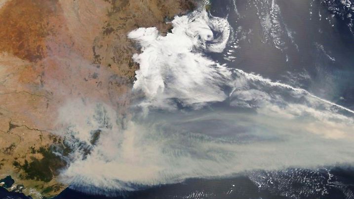 02.01.2020, ---, -: Eine vom NASA-Satelliten Terra aufgenommene Aufnahme mit dem Moderate Resolution Imaging Spectroradiometer (MODIS) zeigt dicken Rauch, der den Südosten Australiens entlang der Grenze von Victoria und New South Wales bedeckt. In den beiden bevölkerungsreichsten Staaten Australiens brennen gegenwärtig mehr als 200 Feuer. Auch in Westaustralien, Südaustralien und Tasmanien brennt es. (Wiederholung mit verändertem Bildausschnitt) Foto: Uncredited/NASA via AP/dpa +++ dpa-Bildfunk +++