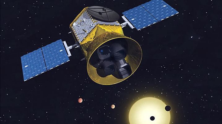 HANDOUT - 01.04.2018, ---: ARCHIV - Die undatierte grafische Darstellung zeigt das Weltraumteleskop «Tess». Das eigens für die Entdeckung von erdgroßen Exoplaneten geschaffenes Satellitenteleskop der US-Weltraumbehörde Nasa hat einen ersten Erfolg verbucht. Tess (Transiting Exoplanet Survey Satellite) sichtete «TOI 700 d», wie die Behörde am Dienstag in Washington mitteilte. Der Exoplanet befinde sich in einer Entfernung von seinem Stern, in der noch die Konditionen für Wasser auf seiner Oberfläche herrschten, hieß es weiter. Damit liege der Exoplanet in einer Zone, die als bewohnbar gelte. (Zu dpa "Nasa-Teleskop Tess sichtet ersten Exoplaneten mit Erdgröße") Foto: MIT/Nasa/dpa - ACHTUNG: Nur zur redaktionellen Verwendung und nur mit vollständiger Nennung des vorstehenden Credits +++ dpa-Bildfunk +++