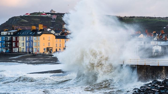 Eine große Welle trifft am 17.10.2017 in Aberystwyth (Großbritannien) auf die Hochwasserschutzanlagen und die Promenade. Am 16.10.2017 hatte der Sturm «Ophelia» in (Großbritannien) gewütet. (zu dpa «Sturm «Ophelia» erreicht Schottland - Aufräumarbeiten in Irland» vom 17.10.2017) Foto: Keith Morris/London News Pictures via ZUMA/dpa +++(c) dpa - Bildfunk+++