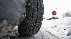  08.02.2015, Winterreifen im Winter, Winterreifenpflicht - zusammengepresster Schnee im Profil eines Winterreifens auf einem 3er BMW im Unterallgäu. 08.02.2015, WInterrreifen 08.02.2015, WInterrreifen