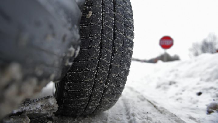 08.02.2015, Winterreifen im Winter, Winterreifenpflicht - zusammengepresster Schnee im Profil eines Winterreifens auf einem 3er BMW im Unterallgäu. 08.02.2015, WInterrreifen 08.02.2015, WInterrreifen