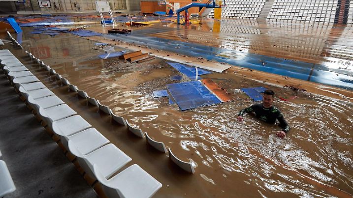 News Bilder des Tages A man works on the recovery works inside a sports complex affected by overflow of the Ter river in Girona, Spain, 23 January 2020, after three days of heavy rain due to storm Gloria. Storm Gloria aftermath ACHTUNG: NUR REDAKTIONELLE NUTZUNG PUBLICATIONxINxGERxSUIxAUTxONLY Copyright: xDavidxBorratx GRAFCAT232 20200123-637153978484969671