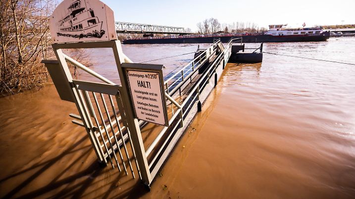 05.02.2020, Hessen, Wiesbaden: Ein Anlegesteg ist im Wiesbadener Stadtteil Mainz-Kostheim überflutet. Der Rhein-Uferbereich in dem Stadtteil der Landeshauptstadt ist teilweise überflutet, aber noch für Fußgänger und Radfahrer passierbar. Foto: Andreas Arnold/dpa +++ dpa-Bildfunk +++