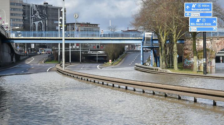  Die Stadtautobahn A620 ist in der Nacht auf Dienstag 04.02.2020 zwischen der Luisenbrücke und der Bismarckbrücke in Saarbrücken wegen Hochwasser in beide Richtungen gesperrt worden. Die Saar ist aufgrund starker Regenfälle in den letzten Tagen über die Ufer getreten und hat die Fahrbahn überschwemmt. *** The A620 urban motorway was closed in the night of Tuesday 04 02 2020 between the Luisenbrücke and the Bismarckbrücke in Saarbrücken due to flooding in both directions The Saar has overflowed its banks due to heavy rainfall in recent days and flooded the roadway bub