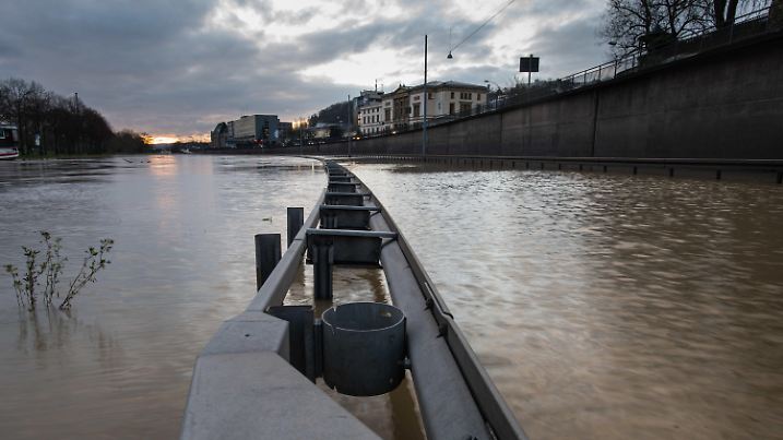 04.02.2020, Saarland, Saarbrücken: Leitplanken der Autobahn A620, die durch die Innenstadt von Saarbrücken führt, ragen aus dem Hochwasser. In der Nacht ist die Saar über die Ufer getreten. Foto: Oliver Dietze/dpa +++ dpa-Bildfunk +++