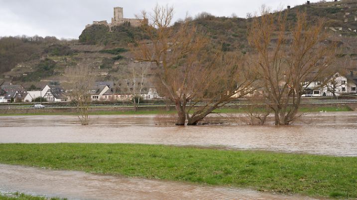 03.02.2020, Dieblich: Eine ufernahe Wiese ist vom Moselhochwasser überflutet. Im Hintergrund sind Kobern-Gondorf und die Oberburg zu sehen. Nach kräftigen Regenfällen steigen die Pegelstände an der Mosel. Foto: Thomas Frey/dpa +++ dpa-Bildfunk +++