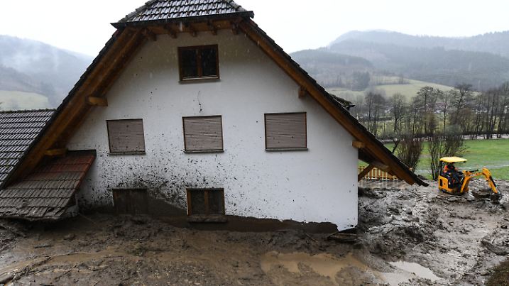03.02.2020, Baden-Württemberg, Simonswald: Ein Bagger schaufelt Schlamm vor einem Haus. Nach starken Regenfällen hatten sich Erdmassen an einem Hang gelöst und das am Berg stehende Wohnhaus beschädigt. Nach Polizeiangaben entstand ein Sachschaden um die 50.000 Euro. Foto: Patrick Seeger/dpa +++ dpa-Bildfunk +++