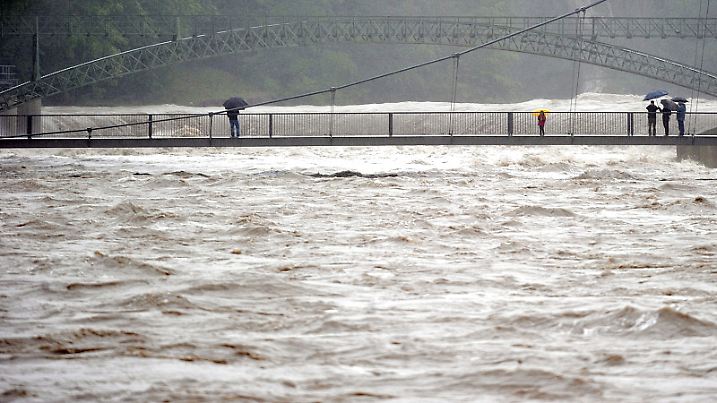 Die Iller führt am 02.06.2013 in Kempten (Bayern) Hochwasser. Starker Dauerregen am Alpenrand sorgt dafür, dass sich die Hochwasserlage an den Donauzuflüssen weiter verschärft. Foto: Stefan Puchner/dpa +++(c) dpa - Bildfunk+++
