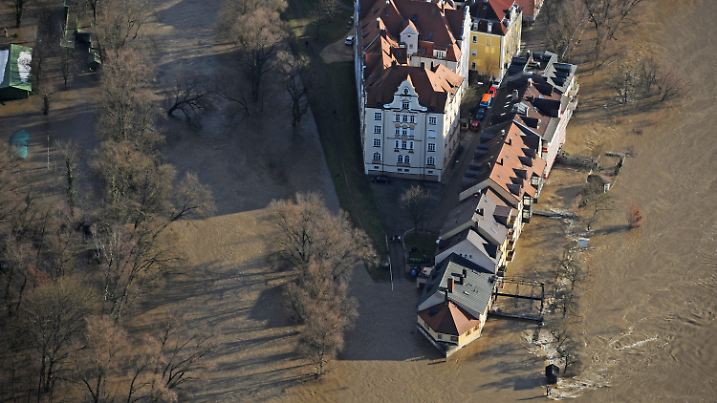 Die Luftaufnahme vom Samstag (15.01.2011) zeigt Teile der von der Donau überfluteten Altstadt in Regensburg (Oberpfalz). Die Hochwasserlage in der Stadt hat sich weniger dramatisch entwickelt als erwartet. Pro Stunde stieg das Wasser nur noch um drei Zentimeter, an der Eisernen Brücke erreichte der Pegelstand die 6,14 Meter-Marke. Foto: Armin Weigel dpa/lby +++(c) dpa - Bildfunk+++