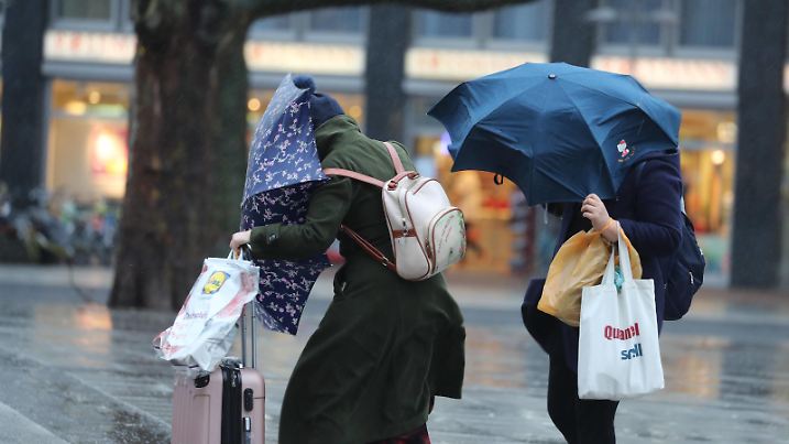 Hannover, Das Sturmtief Friederike hat Hannover erreicht, Orkan, Sturm, Passanten kämpfen mit Regenschirmen gegen den Sturm an, umgeschlagener Schirm, Regenschirm, *** The storm Friederike Hannover is Hannover Hurricane Storm reached passers-by struggling with umbrellas against the storm on foldet umbrella umbrella