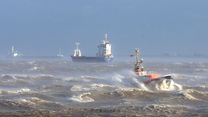 Das Lotsenversetzboot 'Kapitän Jürs' kämpft sich am 28.10.2013 bei starkem Sturm durch die Elbe zwischen der Einfahrt zum Nord-Ostsee-Kanal und der Mündung in die Nordsee bei Brunsbüttel (Schleswig-Holstein). Orkantief «Christian» ist am Montag mit bis zu 162 Stundenkilometern über den Norden gefegt. Foto: Christian Charisius/dpa +++(c) dpa - Bildfunk+++