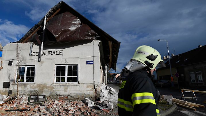 Firefighters prepare support for a shifted roof after storm Ciara Sabine is seen on Monday, February 10, 2020, in Kladno, Czech Republic. CTKxPhoto/OndrejxDeml CTKPhotoP202002100502001 dml