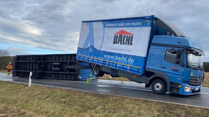 10.02.2020, Bayern, Nittendorf: Ein umgestürzter LKW liegt auf der Autobahn 3 (A3) zwischen Laaber und Nittendorf. Der LKW wurde im Sturmtief "Sabine" von einer Windböe erfasst. Foto: Alexander Auer/dpa +++ dpa-Bildfunk +++