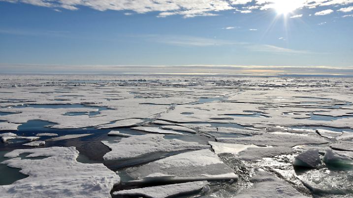 ARCHIV - 16.08.2015, ---, Nordpol: Auf dem Arktischen Ozean am Nordpol schwimmen mehrere Eisplatten. Der Meeresspiegel steigt generell mit dem Klimawandel - doch regional mit extremen Unterschieden. Der durchschnittliche Anstieg in der Arktis lag bei 2,2 Millimetern jährlich und damit unter dem globalen Mittel von etwa drei Millimetern pro Jahr. (zu dpa «Meeresspiegel steigt in der Arktis um 2,2 Millimeter pro Jahr») Foto: Ulf Mauder/dpa +++ dpa-Bildfunk +++
