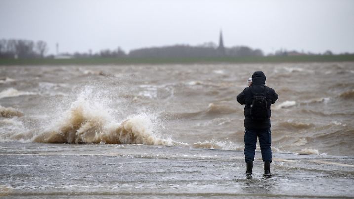11.02.2020, Niedersachsen, Bremerhaven: Ein Mann steht an der Kaimauer während der Sturmflut im Anschluss an das Sturmtief "Sabine". Foto: Sina Schuldt/dpa +++ dpa-Bildfunk +++