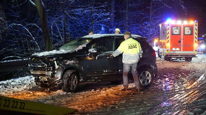 28.02.2020, Bayern, Burglengenfeld: Nach einem Unfall bei Schnee bei Burglengenfeld im Landkreis Schwandorf steht ein ADAC-Mitarbeiter an einem beschädigten Fahrzeug. Es sollen mehrere Personen verletzt worden sein. Schneefall, Glätte und Sturmböen haben in weiten Teilen Bayerns für Behinderungen im Bahnverkehr und zahlreiche Unfälle gesorgt. Foto: Alexander Auer/dpa +++ dpa-Bildfunk +++