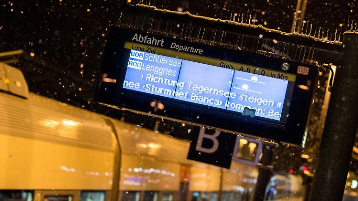 27.02.2020, Bayern, Holzkirchen: Auf einer Infotafel am Bahnhof von Holzkirchen wird im Schneegestöber auf Beeinträchtigungen durch Sturmtief Bianca hingewiesen. Aufgrund von Sturmtief Bianca wird der Zugverkehr zwischen Holzkirchen und Rosenheim in der Nacht vorsorglich eingestellt. Meteorologen erwarten in der Nacht auf Freitag durch Sturmtief Bianca heftigen Wind mit Sturmböen sowie Schneefälle. Foto: Matthias Balk/dpa +++ dpa-Bildfunk +++