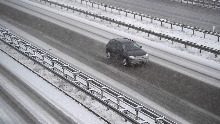 27.02.2020, Baden-Württemberg, Stuttgart: Ein Auto fährt in der Nähe der Messe auf einem Zubringer neben der A8. Foto: Marijan Murat/dpa +++ dpa-Bildfunk +++