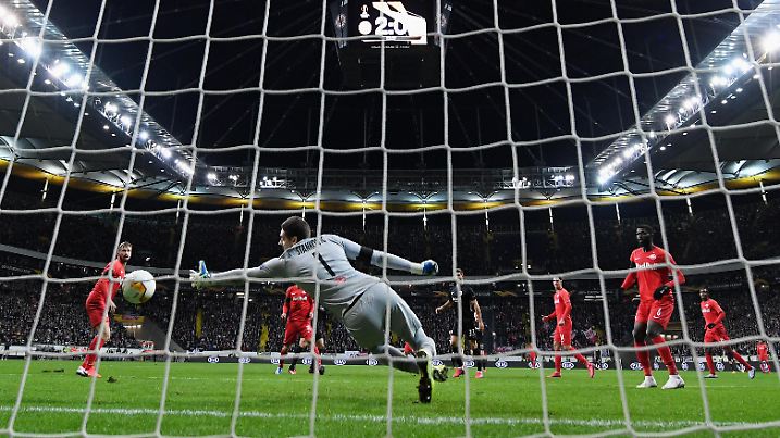 FRANKFURT AM MAIN, GERMANY - FEBRUARY 20: Daichi Kamada of Frankfurt scores his team's third goal during the UEFA Europa League round of 32 first leg match between Eintracht Frankfurt and FC Red Bull Salzburg at Commerzbank Arena on February 20, 2020 in Frankfurt am Main, Germany. (Photo by Matthias Hangst/Bongarts/Getty Images)