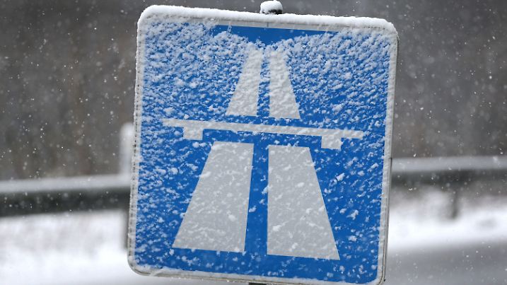 26.02.2020, Nordrhein-Westfalen, Düsseldorf: Ein Autobahnschild ist in Düsseldorf von Schnee bedeckt. An Aschermittwoch müssen sich die Menschen in Nordrhein-Westfalen auf Glätte und Schnee einstellen. Wie der Deutsche Wetterdienst (DWD) mitteilte, kam es vor allem im Rheinland und dem Ruhrgebiet schon am frühen Mittwochmorgen zu Schneefall und gebietsweise glatten Straßen. Foto: David Young/dpa +++ dpa-Bildfunk +++