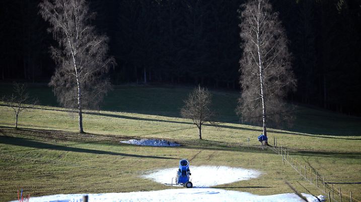 ARCHIV - 16.01.2020, Baden-Württemberg, Titisee-Neustadt: Kunstschnee liegt am Schneeberglift zwischen grünen Wiesen und Wäldern. Der zu Ende gehende Winter in Deutschland war der zweitwärmste seit Beginn der Aufzeichnungen im Jahr 1881. Das teilte der Deutsche Wetterdienst (DWD) am 28.02.2020 nach einer ersten Auswertung der Ergebnisse von rund 2000 Messstationen mit. Foto: Patrick Seeger/dpa +++ dpa-Bildfunk +++