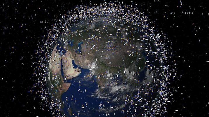 Die Zeichnung zeigt Weltraumschrott in der Erdumlaufbahn im sogenannten Low Earth Orbit (LEO), der bis 2000 Kilometer über der Erdoberfläche reicht (Blick über die Äquatorregion). Satelliten für Telekommunikation, Navigation und Wettervorhersage sind längst aus dem Alltag nicht mehr wegzudenken. Doch ihnen drohen Gefahren im All: Sonnenstürme und Zusammenstöße mit umherfliegendem Weltraumschrott können sie jederzeit lahmlegen. Vor allem der sogenannte Weltraumschrott wird für die Satelliten im All immer gefährlicher, wie Prof. Heiner Klinkrad von der europäischen Raumfahrtagentur ESA am Dienstag (20.07.2010) am Rande des Weltraumforscherkongresses COSPAR in Bremen berichtete. Bild: ESA (ACHTUNG: Nur zur redaktionellen Verwendung bei Urheber-Nennung). | Verwendung weltweit