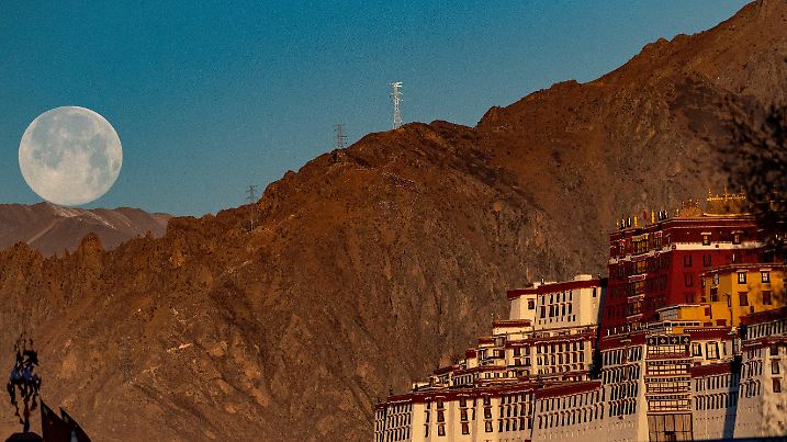 10.03.2020, China, Lhasa: Ein Supermond ist am Himmel über Lhasa zu sehen. Foto: Purbu Zhaxi/XinHua/dpa +++ dpa-Bildfunk +++