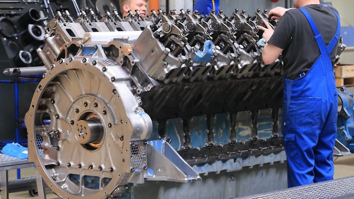 ARCHIV - In einer Montagehalle der Firma «MTU Reman Technologies» in Magdeburg (Sachsen-Anhalt) wird am 23.04.2015 am Zylinderkopf eines Motors gearbeitet. Foto: Jens Wolf/dpa (zu dpa «IHK: Wirtschaft sieht im Iran lukrativen Absatzmarkt» vom 23.07.2015) +++(c) dpa - Bildfunk+++