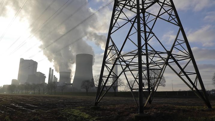 28.12.2018, Bergheim-Niederaussem, Deutschland - Foto: RWE-Braunkohlekraftwerk Niederaussem. Das Kraftwerk Niederaussem ist ein von der RWE Power mit Braunkohle betriebenes Grundlastkraftwerk in Bergheim-Niederaussem im Rhein-Erft-Kreis. Mit einer Gesamtleistung von 3396 MW netto ist es nach dem Kraftwerk Neurath das zweitleistungsstaerkste Kraftwerk Deutschlands. *** 28 12 2018 Bergheim Niederaussem Germany Photo RWE lignite-fired power plant Niederaussem The Niederaussem power plant is a base load power plant operated by RWE Power using lignite in Bergheim Niederaussem in the Rhine Erft district With a total net output of 3396 MW, it is the second most powerful power plant in Germany after the Neurath power plant