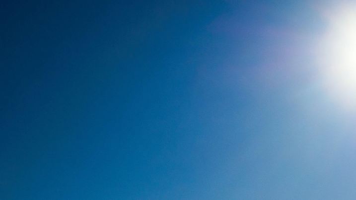 dpatopbilder - Zahlreiche Menschen gehen am 13.02.2017 bei strahlendem Sonnenschein auf dem Staffelberg bei Bad Staffelstein (Bayern) spazieren. Foto: Nicolas Armer/dpa +++(c) dpa - Bildfunk+++