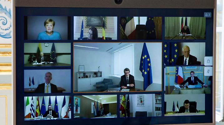 ARCHIV - 26.03.2020, Frankreich, Paris: Bundeskanzlerin Angela Merkel (oben links) und andere europäische Staats- und Regierungschefs, sowie Mitglieder des Europäischen Rates, sind während einer Videokonferenz im Elysee-Palast in Paris auf dem Bildschirm zu sehen. Die Staats- und Regierungschefs der Europäischen Union veranstalten ein Gipfeltreffen, um die Ausbreitung des Coronavirus einzudämmen und seine verheerenden Auswirkungen auf ihre Wirtschaft zu bewältigen. (zu dpa "Politiker allein zu Haus - Regieren in Zeiten von Corona" am 31.03.2020) Foto: Ian Langsdon/EPA POOL/AP/dpa +++ dpa-Bildfunk +++
