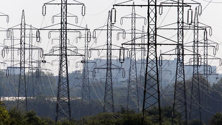 ARCHIV - Freileitungen verlaufen in der Nähe eines Umspannwerkes bei Schwerin über Felder, aufgenommen am Dienstag (10.05.2011). Das Stromnetz steckt noch im Atomzeitalter mit einem Fokus auf Großkraftwerke. Diese stehen vor allem in der Nähe von Ballungszentren. Heute wird aber auch vor der Küste oder auf den grünen Wiese Strom produziert, was mehr Flexibilität erfordert. Foto: Jens Büttner dpa (zu dpa 0626 vom 23.05.2011) +++(c) dpa - Bildfunk+++