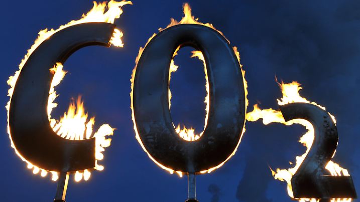 ARCHIV - 17.11.2008, Hessen, Hanau: Der mit Gas gespeiste Schriftzug «CO2» brennt nahe dem Kohlekraftwerk Staudinger während einer Aktion der Umweltschutzorganisation Greenpeace. Das Bundeskabinett verabschiedet in seiner Sitzung am Mittwoch (22.05.) die Eckpunkte zu Milliarden-Hilfen für den Strukturwandel in den Kohleregionen. Foto: Uwe Anspach/dpa +++ dpa-Bildfunk +++