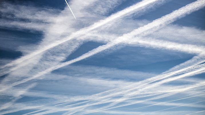 ARCHIV - 05.10.2018, Köln: Flugzeuge haben zahlreiche Kondensstreifen am blauen Himnmel über Köln gezogen. (zu dpa vom 25.03.2019: «Am Himmel wird es eng» - Droht der Fliegerei ein neuer Chaos-Sommer?) Foto: Federico Gambarini/dpa +++ dpa-Bildfunk +++
