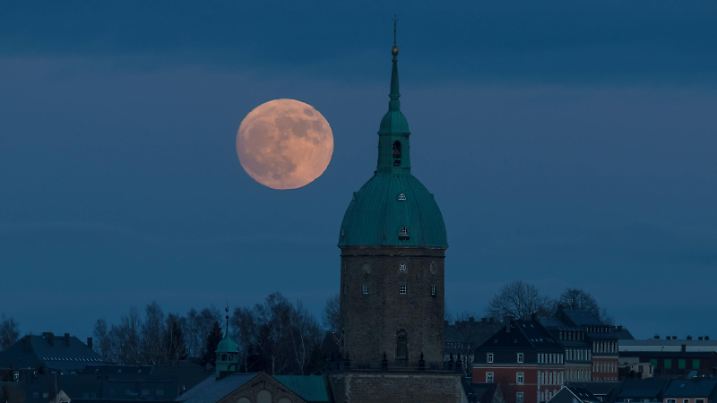 Der Vollmond geht am 01.01.2018 hinter der St. Annen Kirche in Annaberg-Buchholz im Erzgebirge auf. In der Nacht zum 02.01.2018 erreicht der Vollmond mit etwa 356.567 Kilometen Abstand seine größte Erdnähe und erschein dadurch grösser als sonst und wird deshalb gerne Supermond genannt. Näher und grösser wird ein Vollmond erst wieder am 25.11.2034 am Himmel zu sehen sein. Annaberg-Buchholz Sachsen Deutschland *** The full moon 01 01 2018 goes behind the St Annen Church in Annaberg Buchholz in the Ore mountains at night to the 02 01 2018 reaches the full moon with about 356 567 suborbital distance its largest phenomena and thus appears bigger than usual and Super Moon is therefore often called closer and a full moon is growing again on 25 11 2034 at the sky to see Annaberg, Saxony Germany be Buchholz