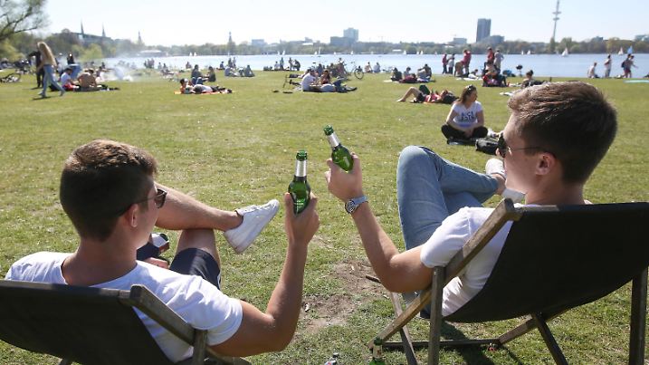 Sonne an der Alster in Hamburg 21.04.2019, DEU, Deutschland, Hamburg: Die Ausflügler Noah und Tobias (l-r) aus Hamburg sitzen an der Außenalster in Hamburg und geniessen bei einem Bier das sommerliche Wetter. Hamburg Hamburg Deutschland *** Sonne an der Alster in Hamburg 21 04 2019 DEU Deutschland Hamburg The excursionists Noah and Tobias l r from Hamburg sit on the Außenalster in Hamburg and enjoy the summer weather Hamburg Hamburg Deutschland with a beer  