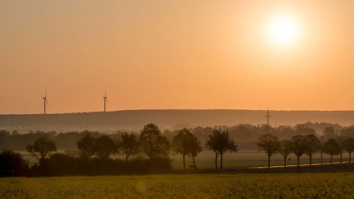News / Wetter: April bricht den Sonnenstunden-Rekord: Zum Schluss setzt der April nochmal einige Sonnenstunden drauf. Einen Traumstart in die neue Woche legt die Sonne kurz vor dem lang ersehnten Regenwetter nahezu Landesweit hin. Vielerorts ist zum uebergang in den Mai der langersehnte Regen angekündigt. Über 260 Sonnenstunden haben wir mit dem letzten Wochenende angesammelt, heute kommen nochmal reichlich Stunden hinzu Rapsfeld im gegenlicht / Wetter, Deutschland, Niedersachsen, Salzgitter, Braunschweig, Wolfenbüttel, Wolfsburg, Osnabrück, Göttingen, Brocken, Harz, Sonnenaufgang, Sonnenstunden, Sonnenstundenrekord, Wetter, Meteorologe, Regen, Regenwetter, Unwetter, Schönes Wetter, Temperatur, Mai, April, Salzgitter / Braunschweig Niedersachsen Deutschland *** News Weather April breaks the sunshine hours record At the end of Ap Copyright: xBOCKxROLANDx